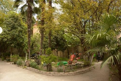 Тбилиси: Centrally located house with garden
