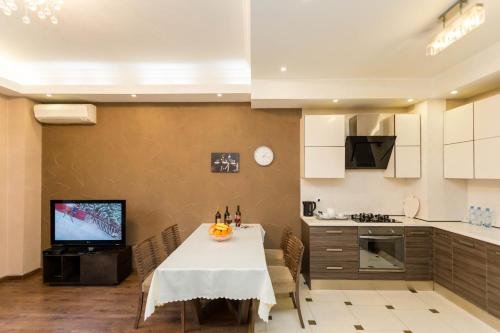 Тбилиси: Luxury Two Bedroom Apartment