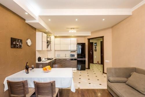 Тбилиси: Luxury Two Bedroom Apartment