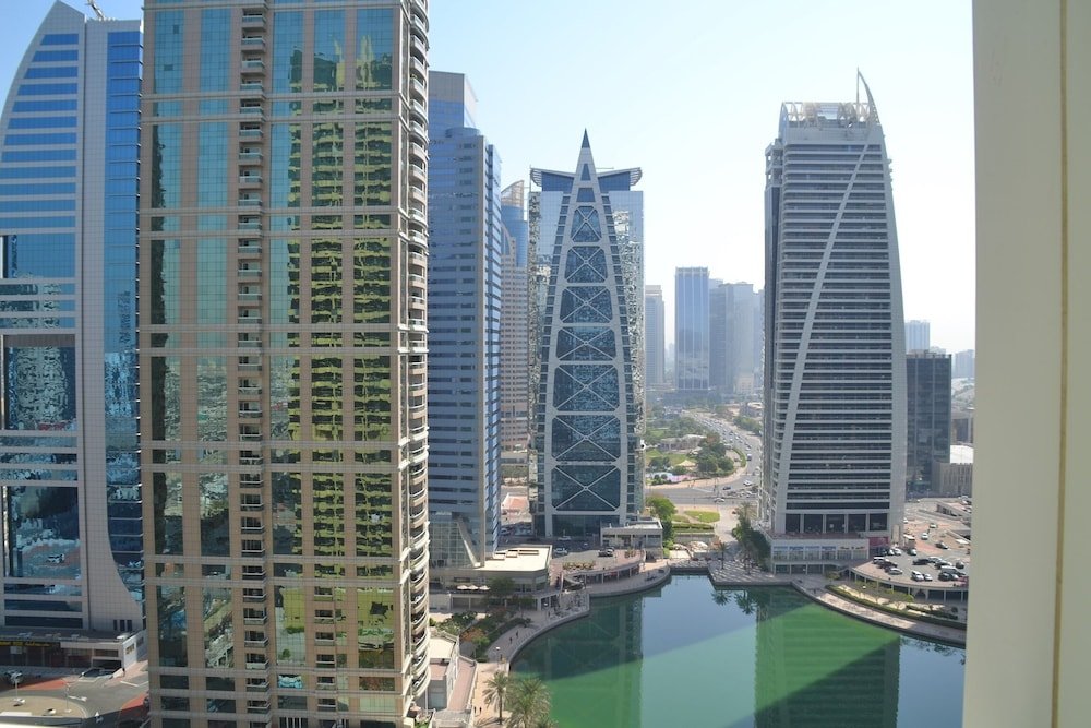 Дубай: Delightful Lake View 1 Bedroom in JLT