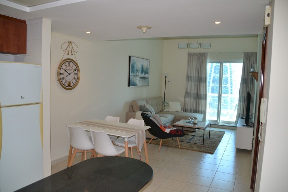 Дубай: Delightful Lake View 1 Bedroom in JLT