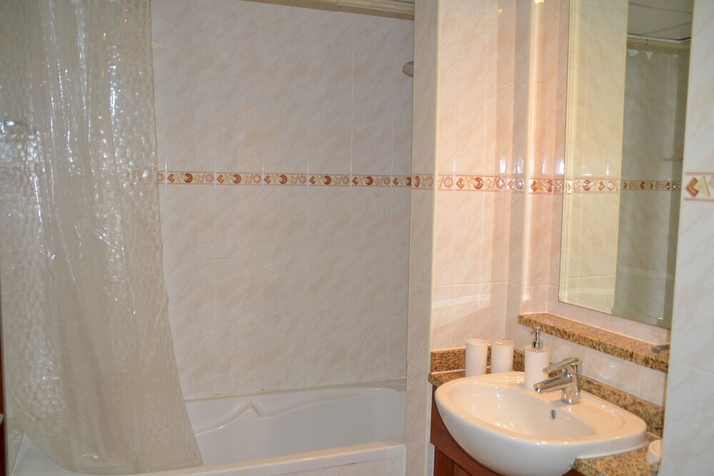 Дубай: Delightful Lake View 1 Bedroom in JLT