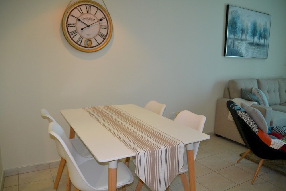 Дубай: Delightful Lake View 1 Bedroom in JLT