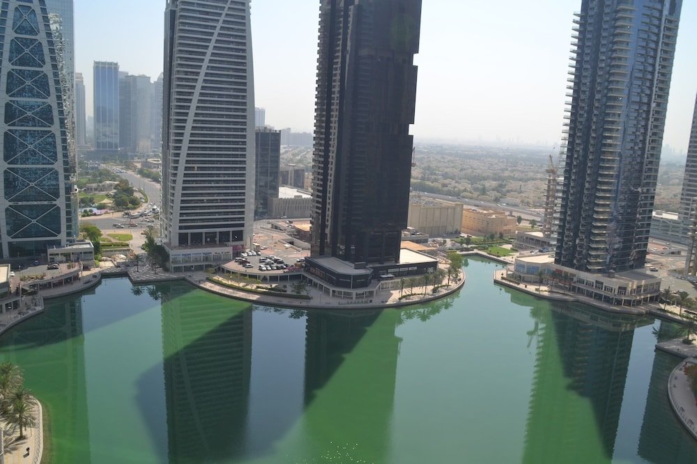 Дубай: Delightful Lake View 1 Bedroom in JLT