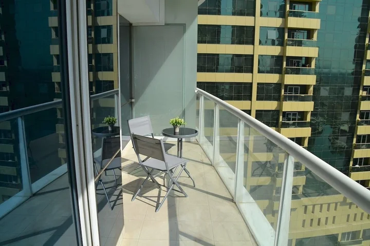 Дубай: Delightful Lake View 1 Bedroom in JLT
