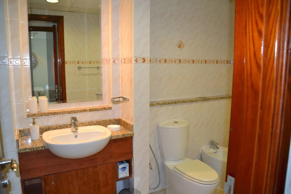 Дубай: Delightful Lake View 1 Bedroom in JLT