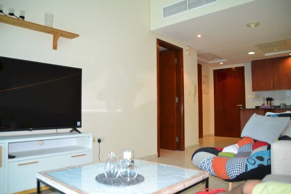 Дубай: Delightful Lake View 1 Bedroom in JLT