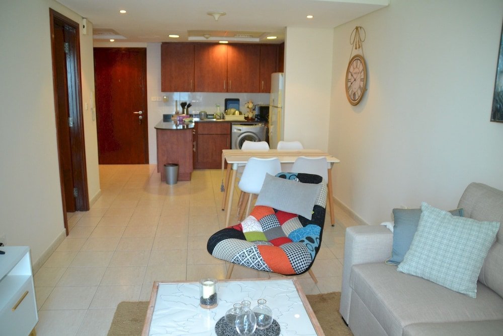 Дубай: Delightful Lake View 1 Bedroom in JLT