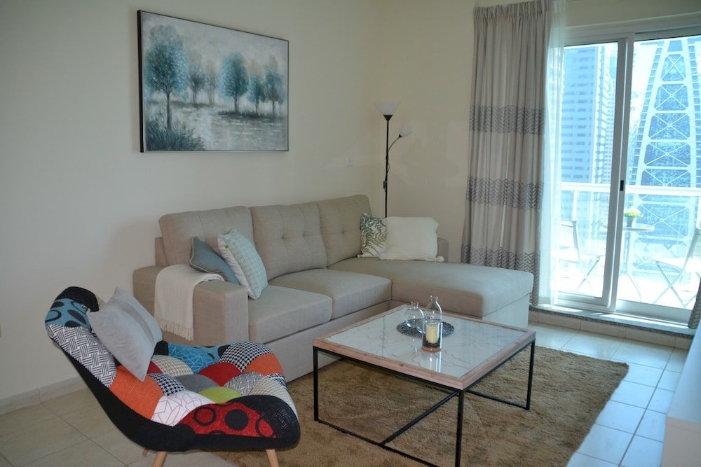 Дубай: Delightful Lake View 1 Bedroom in JLT