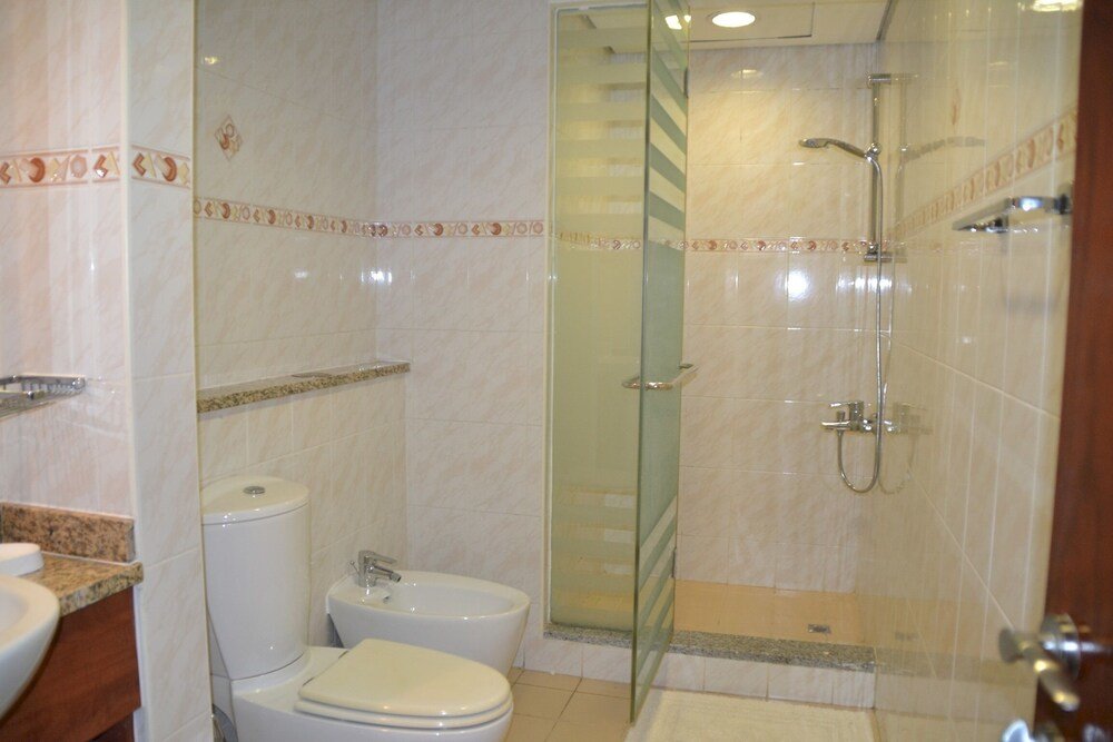 Дубай: Delightful Lake View 1 Bedroom in JLT