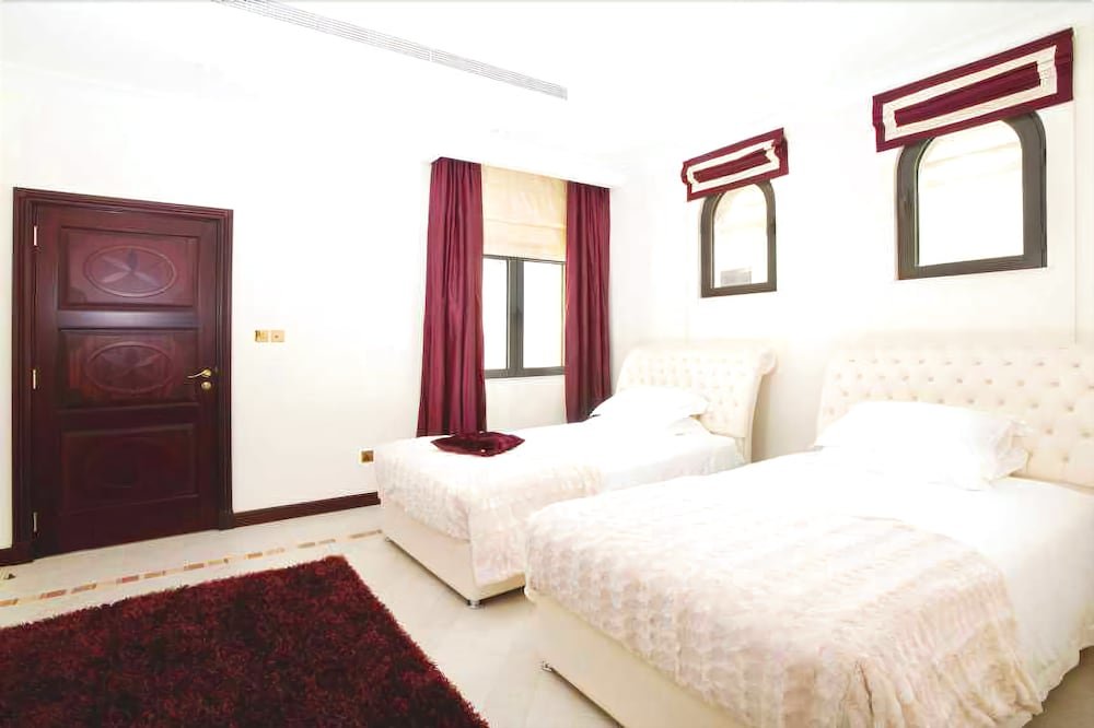 Дубай: Kennedy Towers - Frond E Villa