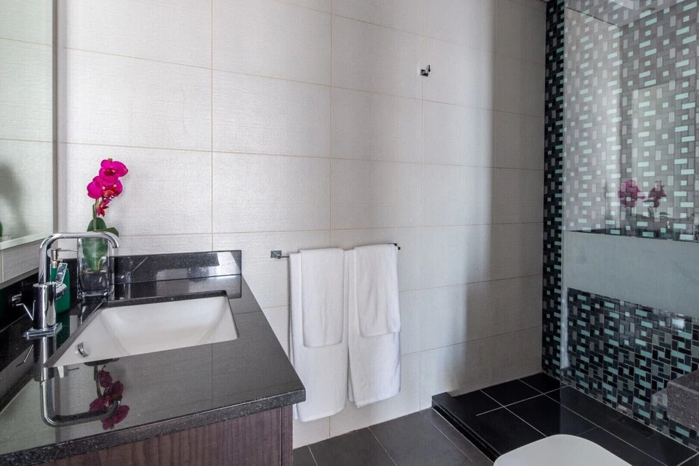 Дубай: Supreme 2BR Apartment - Cosmopolitan Living in Dubai Marina!