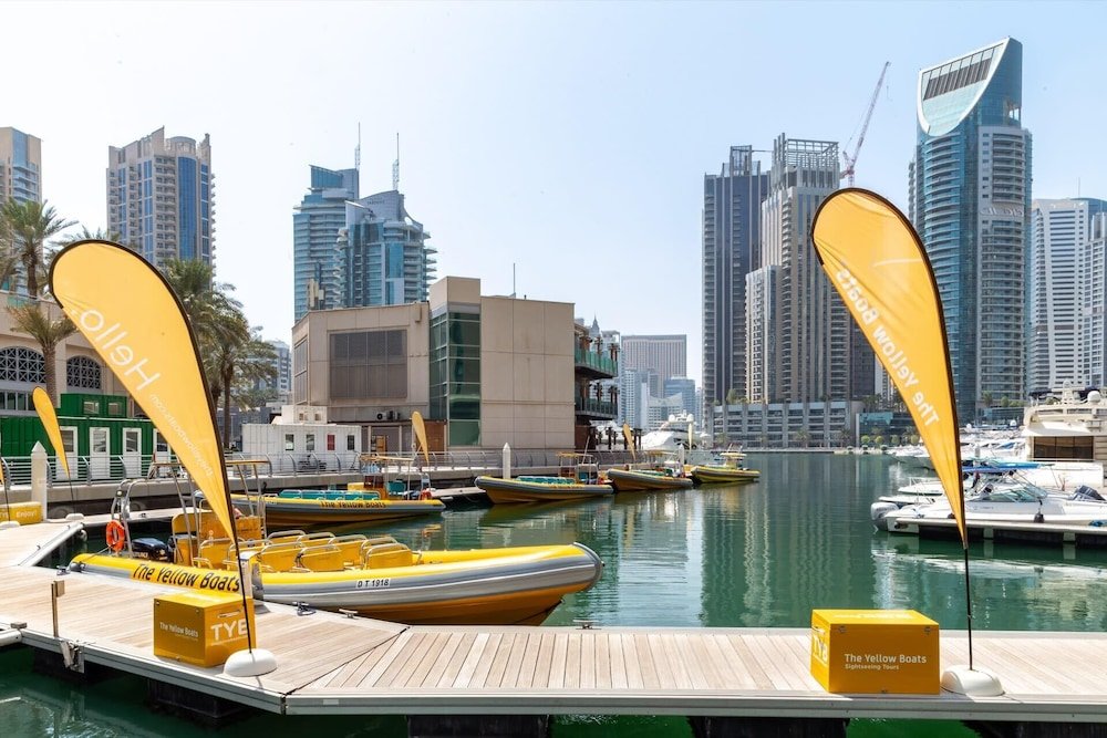 Дубай: Supreme 2BR Apartment - Cosmopolitan Living in Dubai Marina!