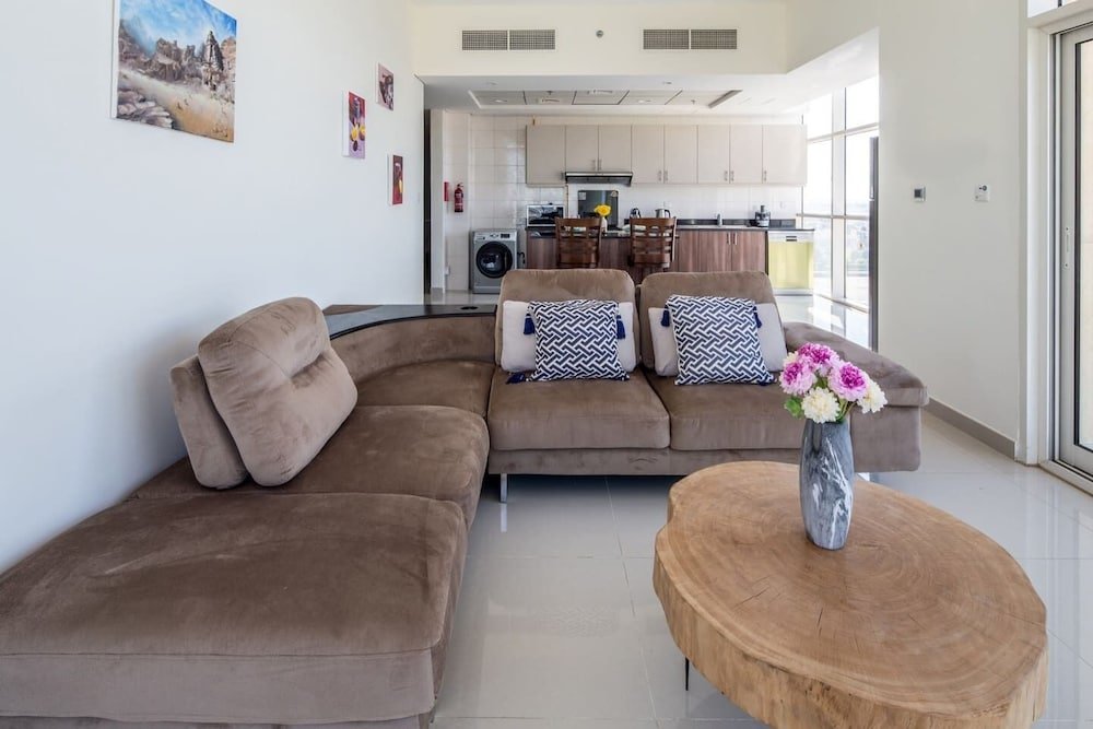 Дубай: Premier 2BR Apartment in JVC Community - Sleeps 5!