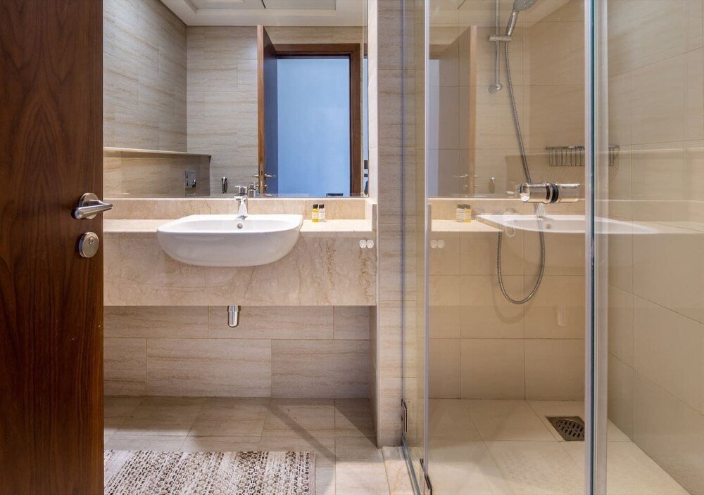 Дубай: Premier 2BR Apartment in JVC Community - Sleeps 5!