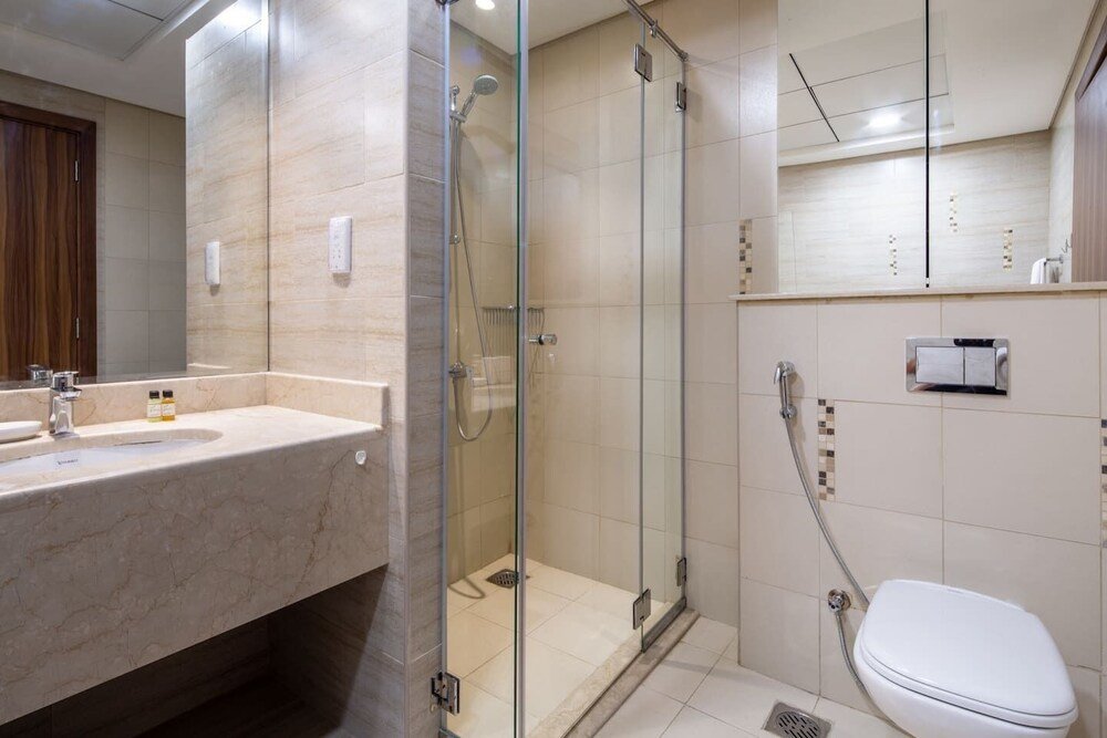 Дубай: Premier 2BR Apartment in JVC Community - Sleeps 5!