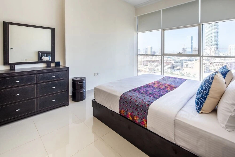 Дубай: Premier 2BR Apartment in JVC Community - Sleeps 5!