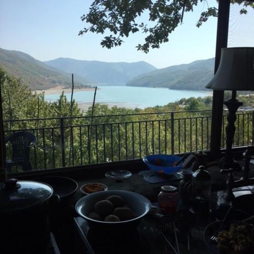 Panoramic mountain and lake views near Ananuri Fortress — фото 5