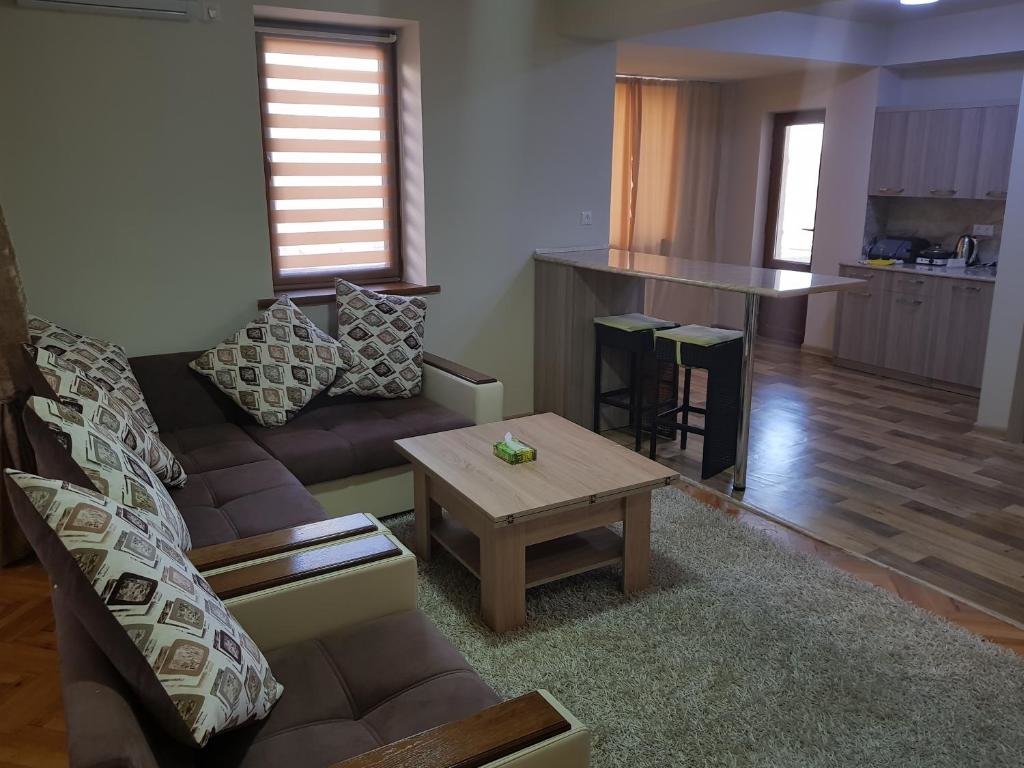 Ереван: Cross Apartments and Tours