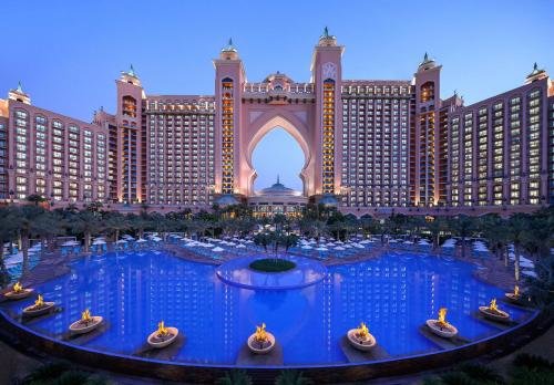 Дубай: Palm Beachfront Estate Sunset Atlantis Views