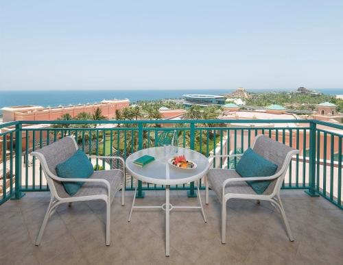 Дубай: Palm Beachfront Estate Sunset Atlantis Views