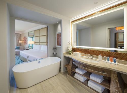 Дубай: Palm Beachfront Estate Sunset Atlantis Views