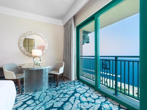 Дубай: Palm Beachfront Estate Sunset Atlantis Views