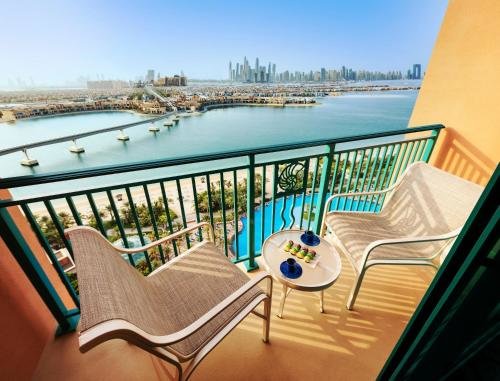 Дубай: Palm Beachfront Estate Sunset Atlantis Views