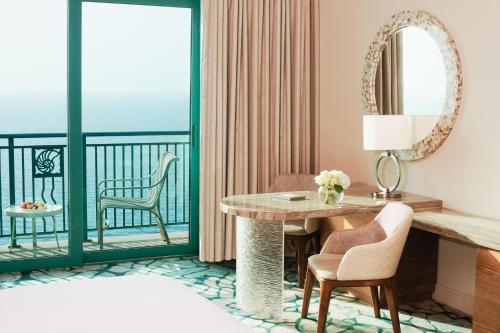 Дубай: Palm Beachfront Estate Sunset Atlantis Views
