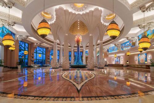 Дубай: Palm Beachfront Estate Sunset Atlantis Views