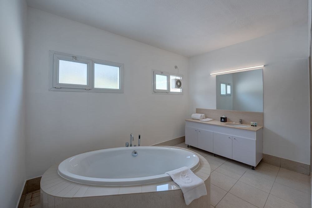 Дубай: J5 Four Bedroom Villa in Al Wasl For Family Stay Only