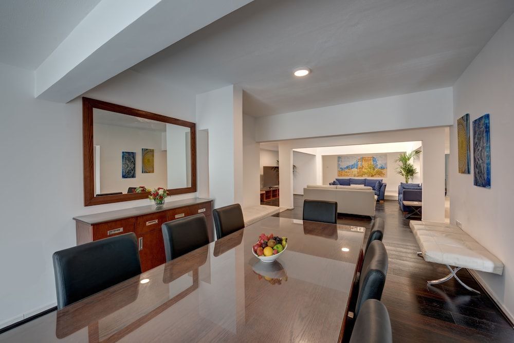 Дубай: J5 Four Bedroom Villa in Al Wasl For Family Stay Only