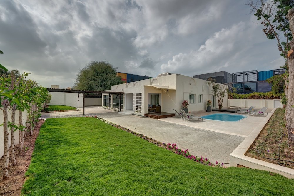 Дубай: J5 Four Bedroom Villa in Al Wasl For Family Stay Only