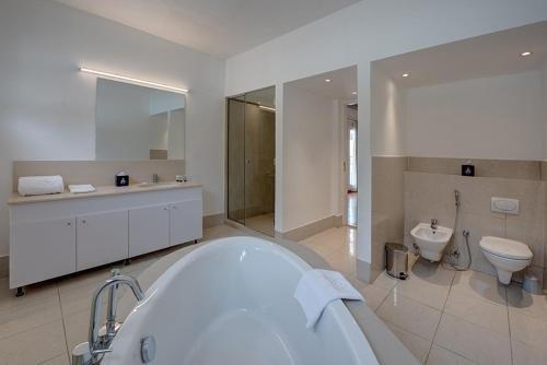 Дубай: J5 Four Bedroom Villa in Al Wasl For Family Stay Only