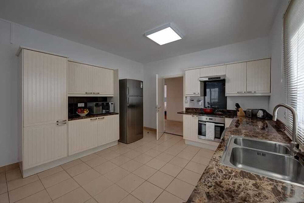 Дубай: J5 Four Bedroom Villa in Al Wasl For Family Stay Only