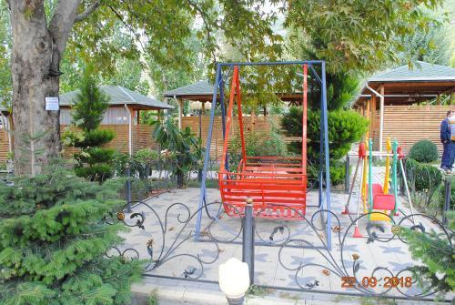 Шеки: Khan Chinar