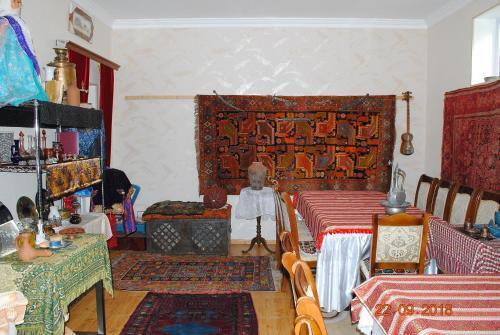 Шеки: Khan Chinar