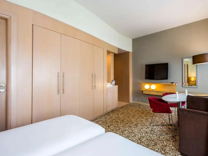 Дубай: Отель Novotel Suites Mall Avenue Dubai