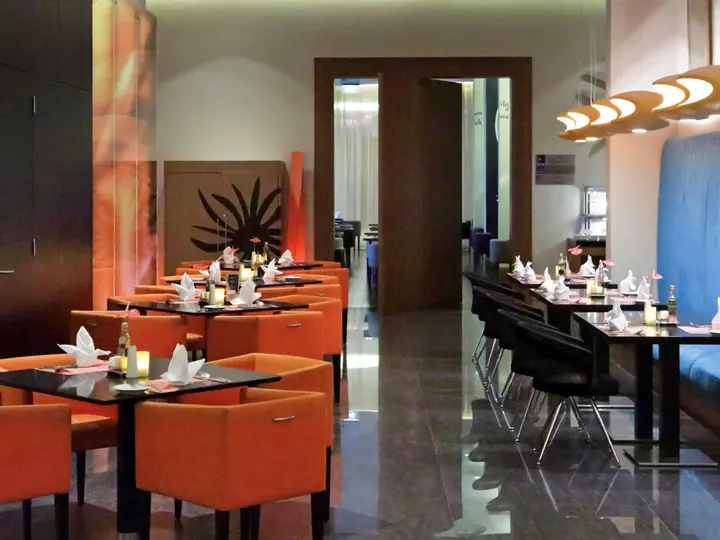 Дубай: Отель Novotel Suites Mall Avenue Dubai
