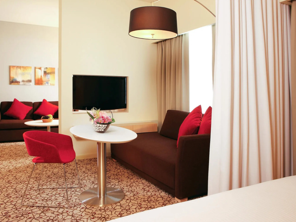 Дубай: Отель Novotel Suites Mall Avenue Dubai