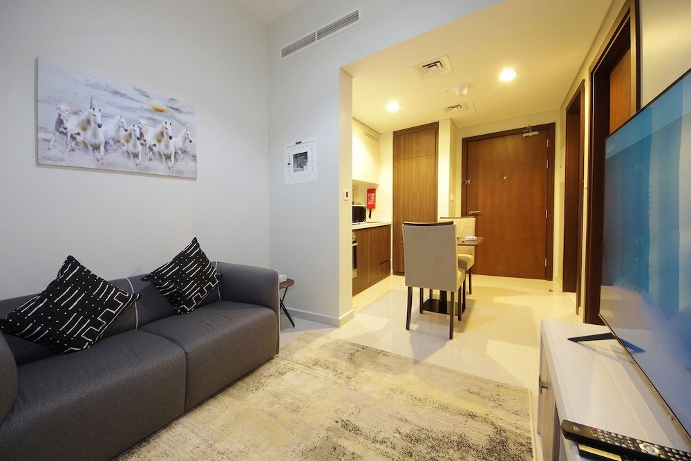 Дубай: 1 Bedroom Apartment in Reva Residences