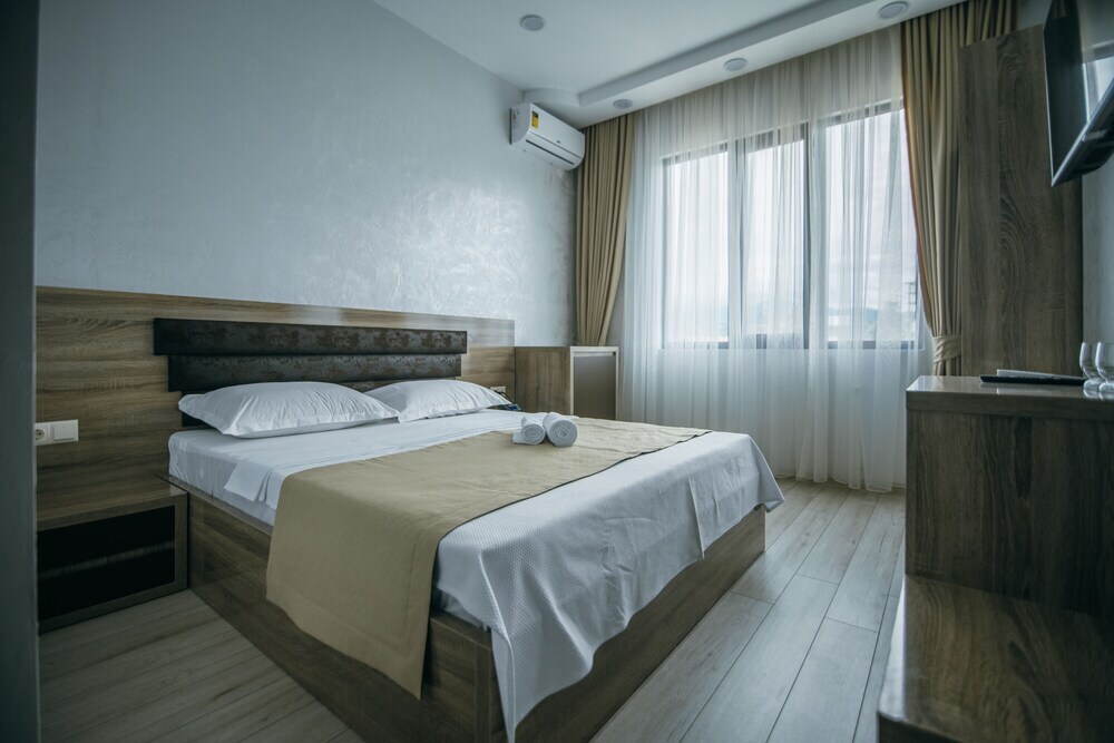 Батуми: Explore glorious Batumi and enjoy the amenities of Batumi Palace