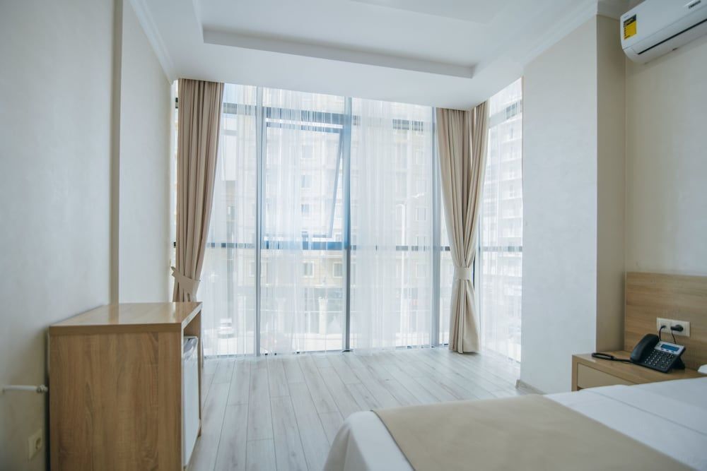 Батуми: Explore glorious Batumi and enjoy the amenities of Batumi Palace