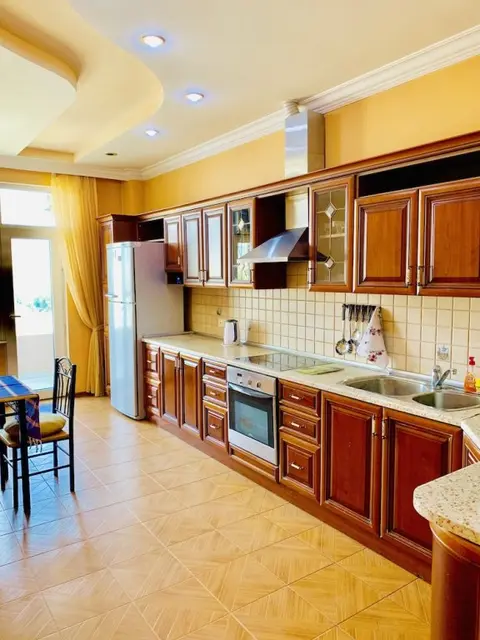 Баку: Cosy Apartment With 3Bdr And 2 Bth