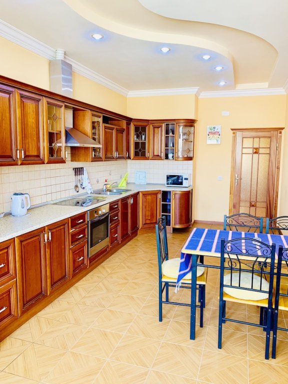 Баку: Cosy Apartment With 3Bdr And 2 Bth