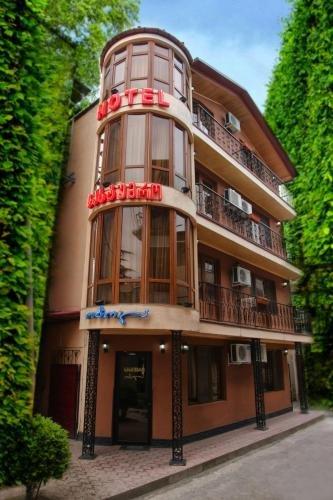 Самтредия: Hotel Obola