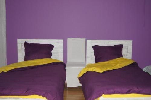 peaceful yellow hostel with garden — фото 6