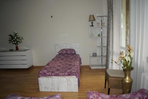 peaceful yellow hostel with garden — фото 4