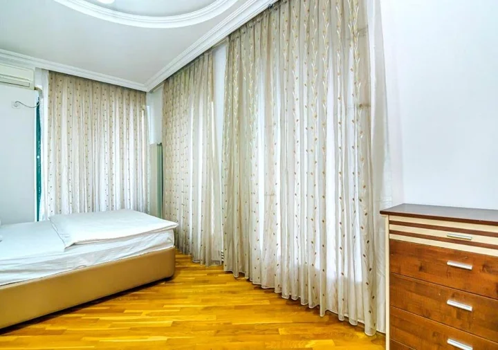 Баку: 7 Bedroom Apartment on LEYLEK - Nİzami st.