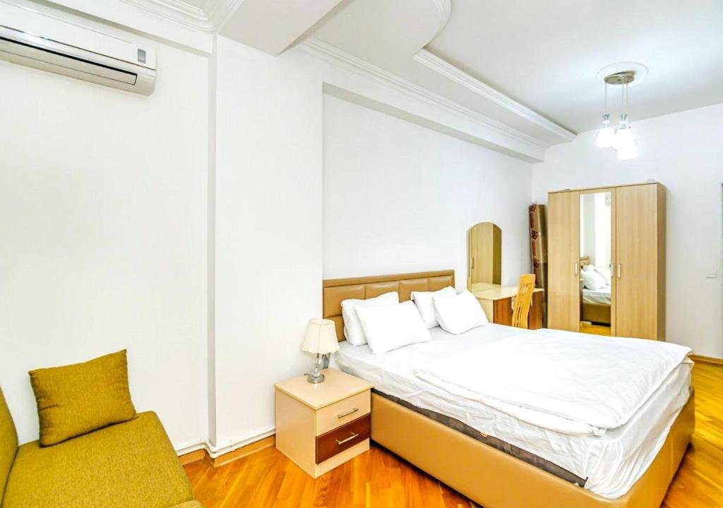 Баку: 7 Bedroom Apartment on LEYLEK - Nİzami st.